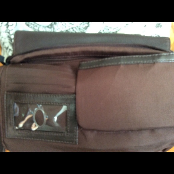 Chic Crossbody Soft Mid-Size Leather Bag - Picture 4 of 8